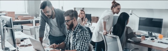 Grupo de personas trabajando en oficina 2